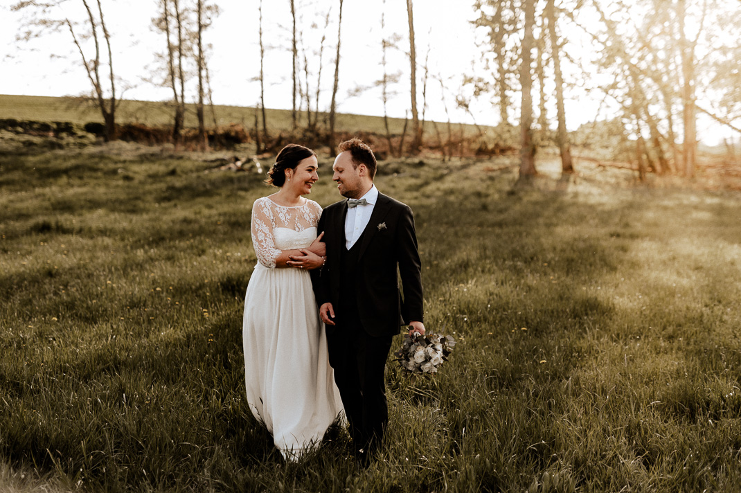 Paarfotografie bei einer ganztages Hochzeitsbegleitung. Der Bräutigam strahlt seine Braut an. Hochzeitsfotografen sind Andreas Reiter und Manuela Reiter.