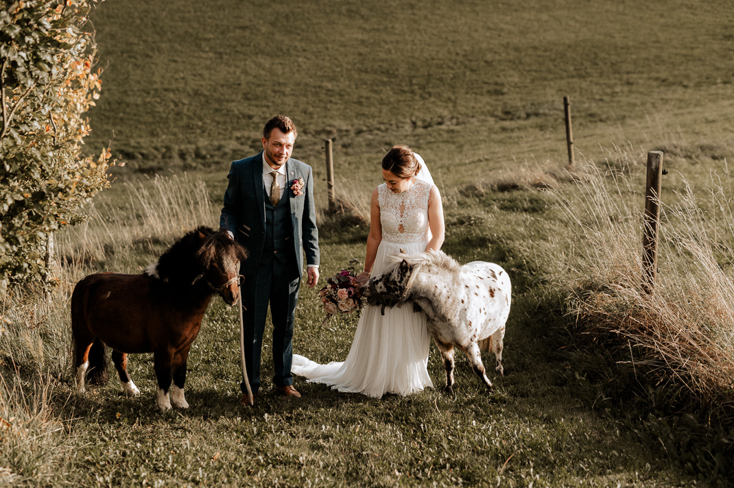 Brautpaar mit mit zwei Shetland-Ponys bei Gut Thurnsberg.