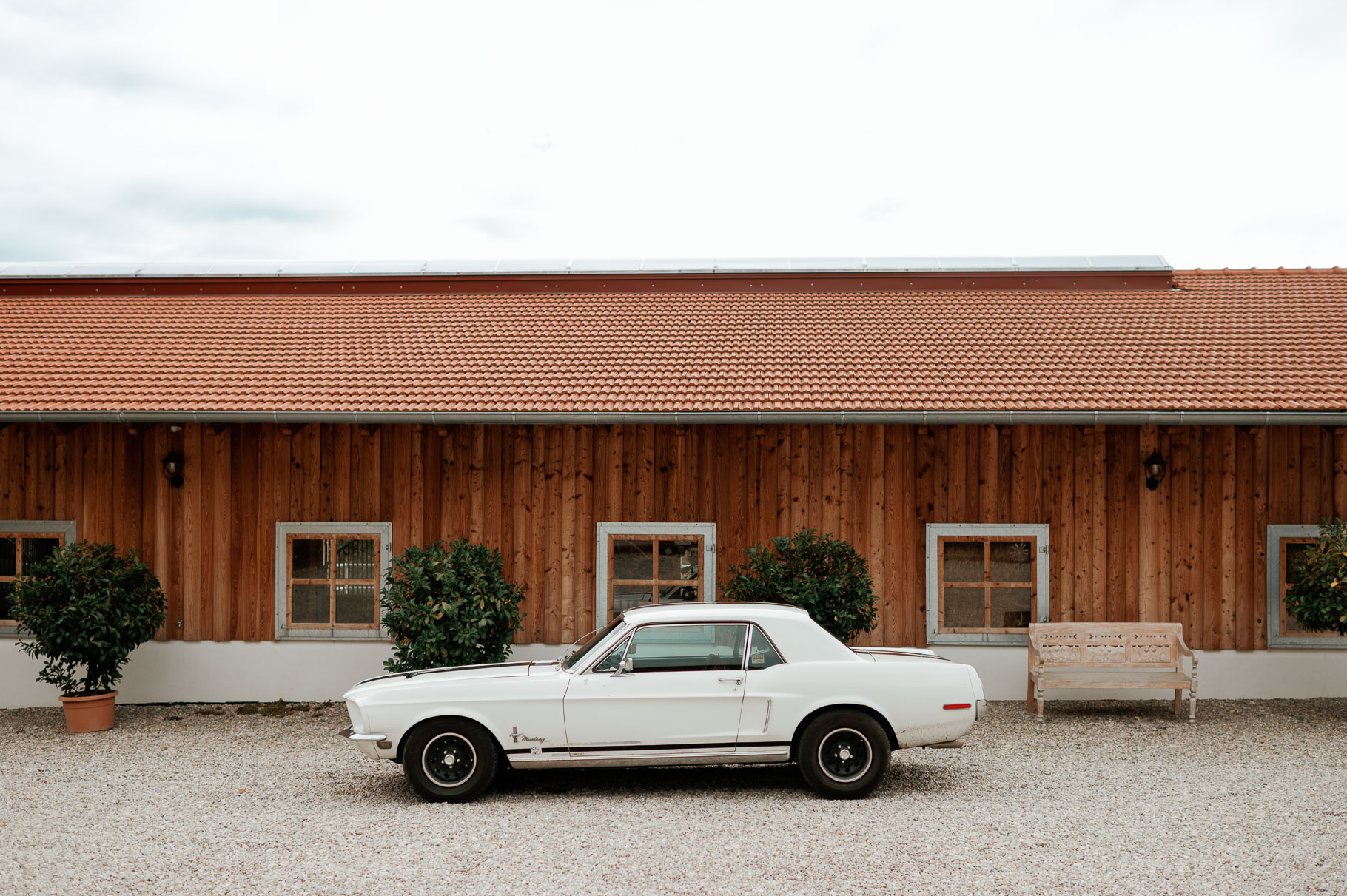 Weißer Ford Mustang vor Gut Thurnsberg