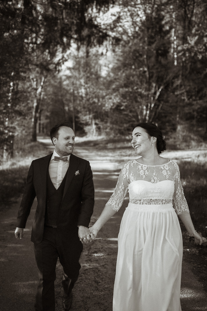 Pärchenshooting bei einer ganztages Hochzeitsbegleitung. Schwarzweißbild des Brautpaares, dass sich ansieht. Hochzeitsfotografen sind Andreas Reiter und Manuela Reiter.
