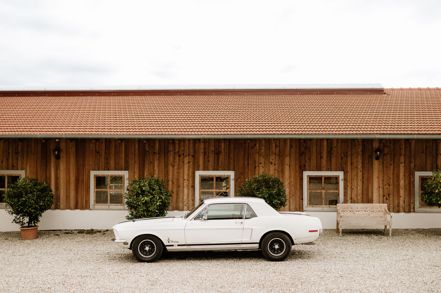 Weißer Ford Mustang vor Gut Thurnsberg