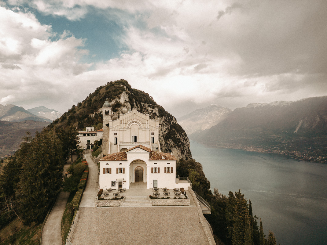 Drohnenfoto einer Traumhochzeit am Gardasee, fotografiert von uns. Santuario di Montecastello hoch über dem Gardasee.