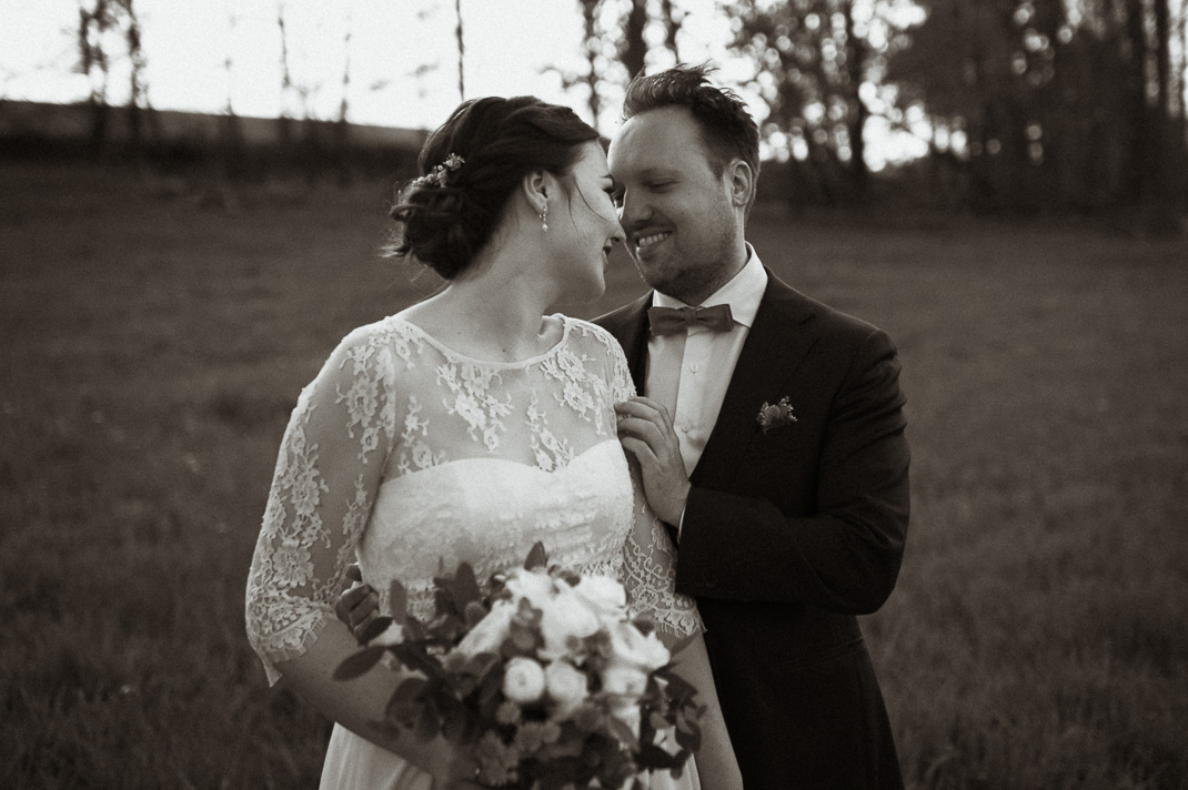 schwarzweiß Hochzeitsbild eines verliebten Brautpaares. Hochzeitsfotografenpaar Andreas und Manuela Reiter.