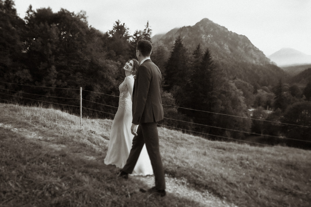 Das Brautpaar geht einen Weg entlang, im Hintergrund sind die Schlierseer Berge zu sehen.