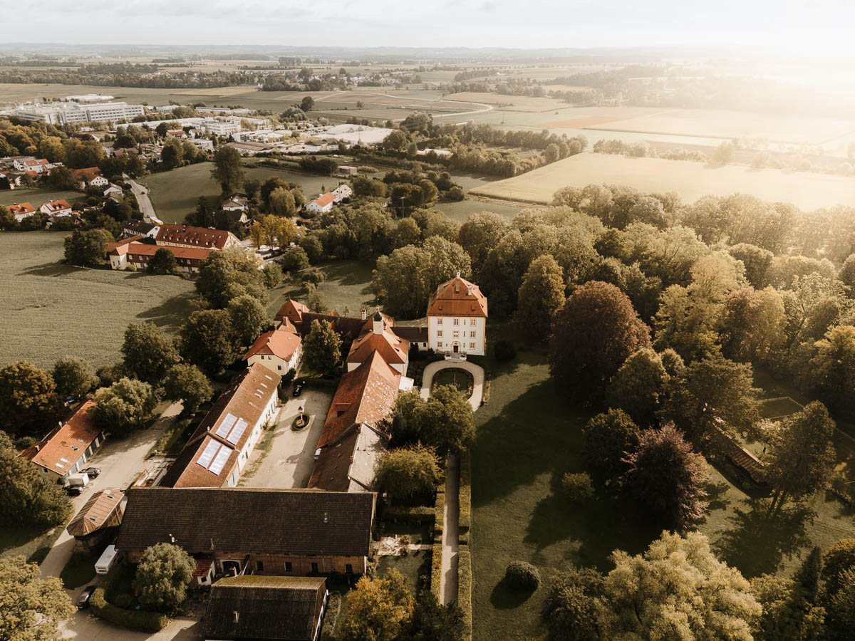 Schloss Aufhausen aus der Drohne fotografiert
