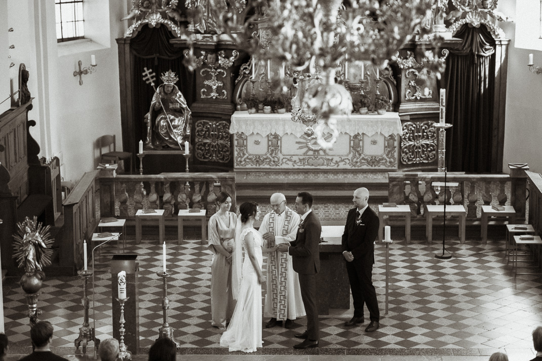 Hochzeitsfotograf Schliersee. Reportagefoto von dem frischvermähltem Brautpaar fotografiert von Mr and Mrs Wedding.