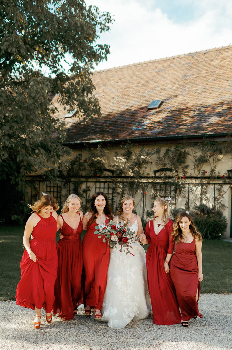 Braut mit ihren Freundinnen beim Fotoshooting am Schloss Aufhausen