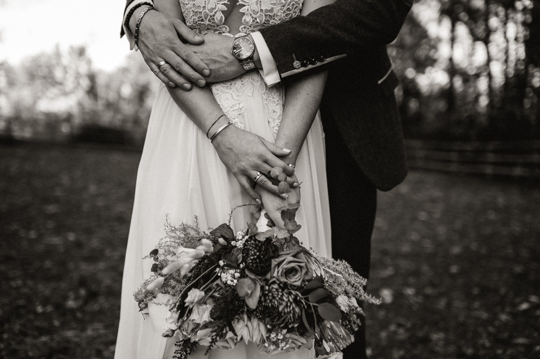 Nahaufnahme des Brautstaußes, in der Hand der Braut. Hochzeitsfotografen Mr & Mrs Wedding.