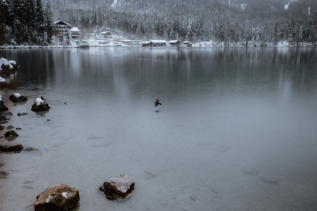 Die winterliche Schönheit des Eibsees. Die von uns eingefangene Szenerie zeigt die atemberaubende Naturkulisse des Sees.