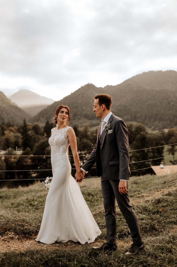 Ein elegantes Brautpaar vor Bergpanorama
