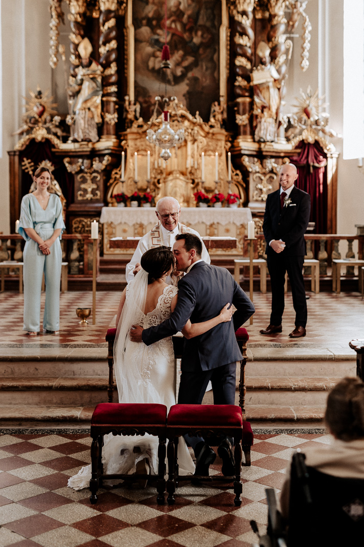Hochzeitsfotograf Schliersee. Reportagefoto, dass Brautpaar gibt sich einen Kuss.