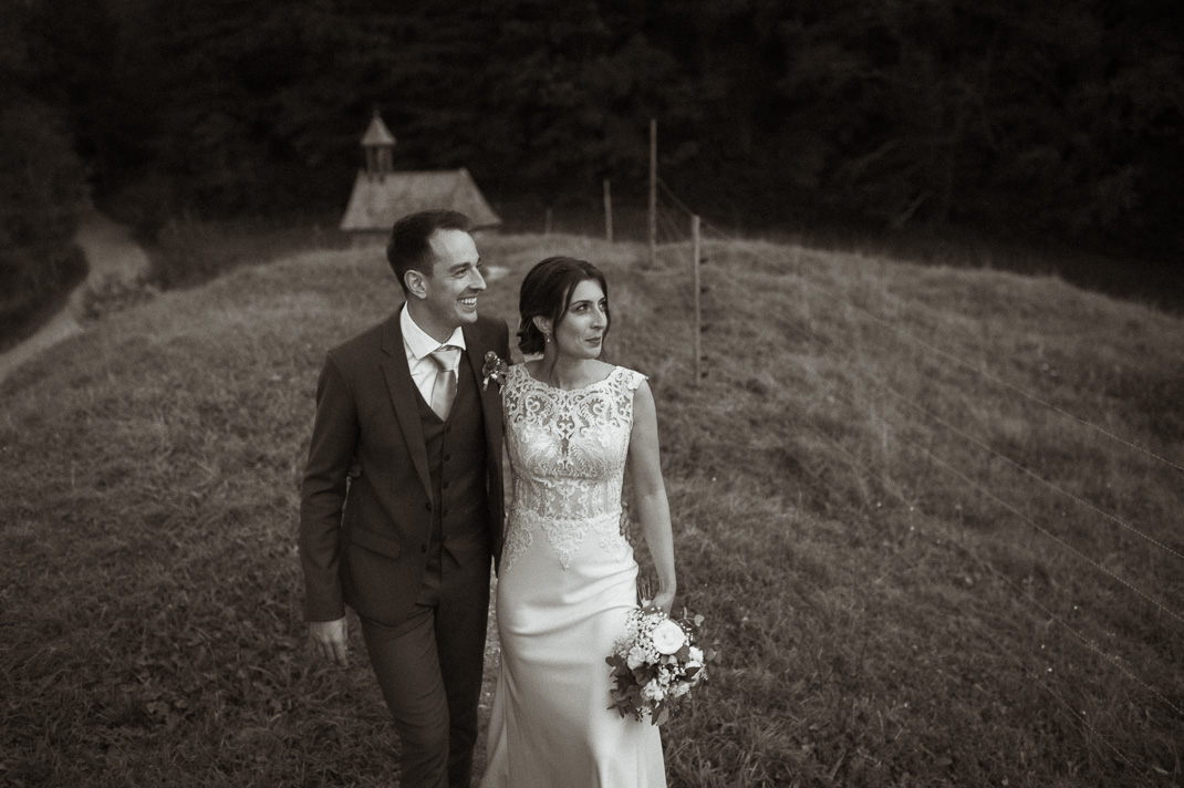 Brautpaarfotos von Hochzeitsfotograf Andreas Reiter, das Brautpaar sieht in die Ferne.
