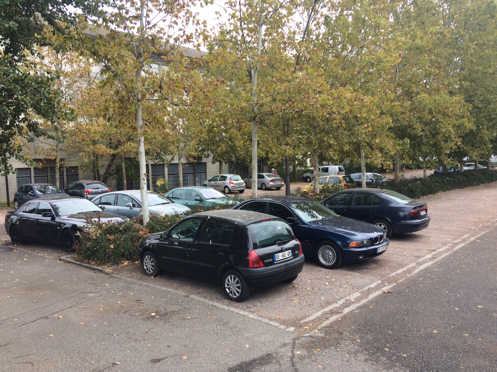 vue sur le parking situé du coté de la grande salle - éclairé et équipé de caméras de surveillances 