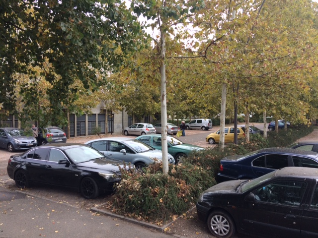 autre vue sur la parking avec l'entrée de la grande salle  