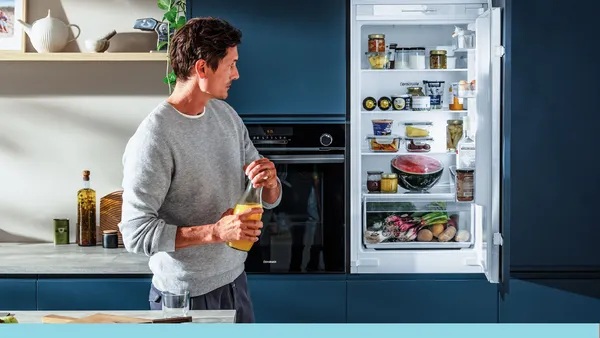 Constructa Einbau-Kühlschrank mit Frischefach, modernes Küchendesign, gesunde Vorratshaltung.