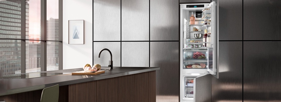 Küche in urbanem Stil mit offenem Liebherr-Einbaukühlschrank, Kücheninsel und Blick auf die Skyline