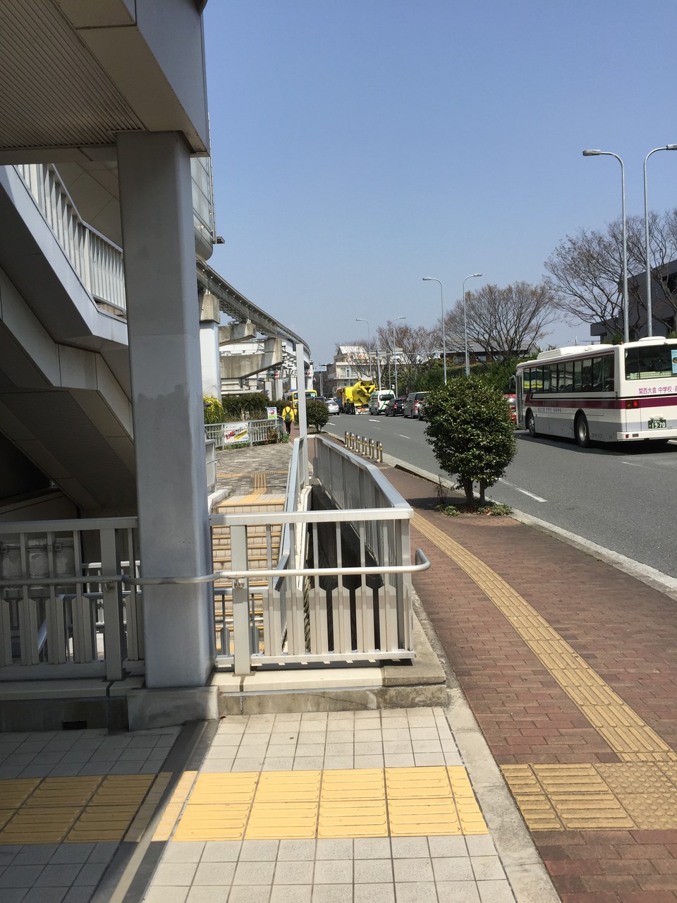 モノレール 【阪大病院前】 駅を車の進行方向と同じ方向へ向かいます