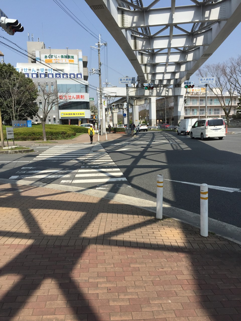 阪大病院前の交差点を渡ります