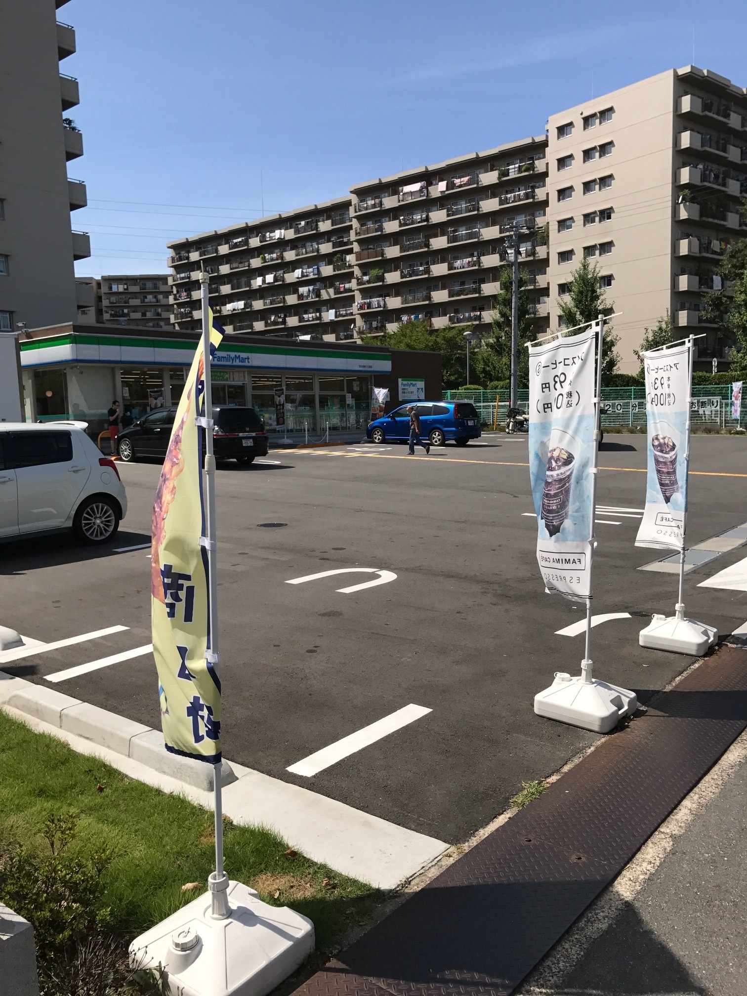 左手にファミリーマートがあります