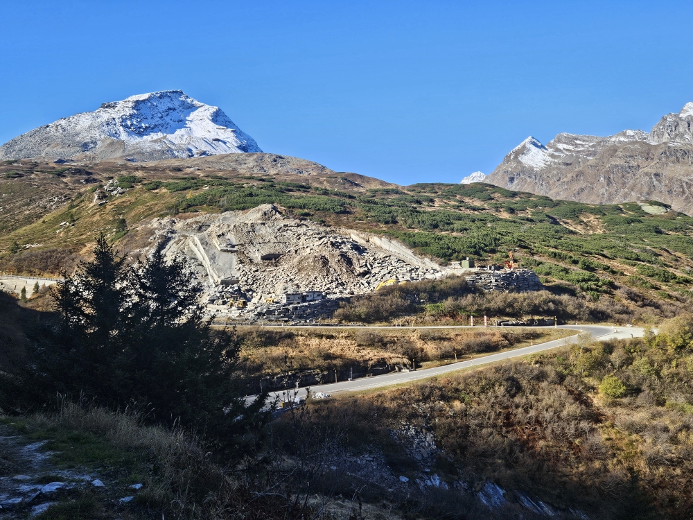 Passstrasse mit Marscholhorn.