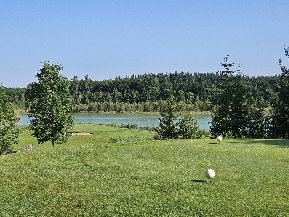 Golfplatz Hopfenweiler mit Fürst-Johannes-See.