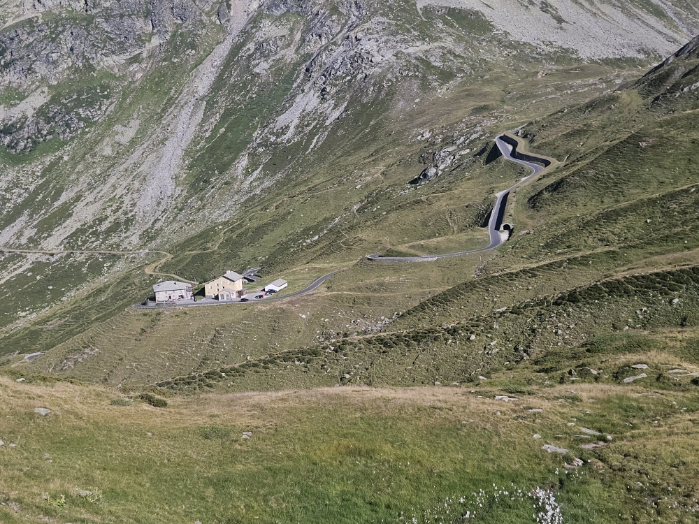 Passstrasse und Berghaus Splügenpass