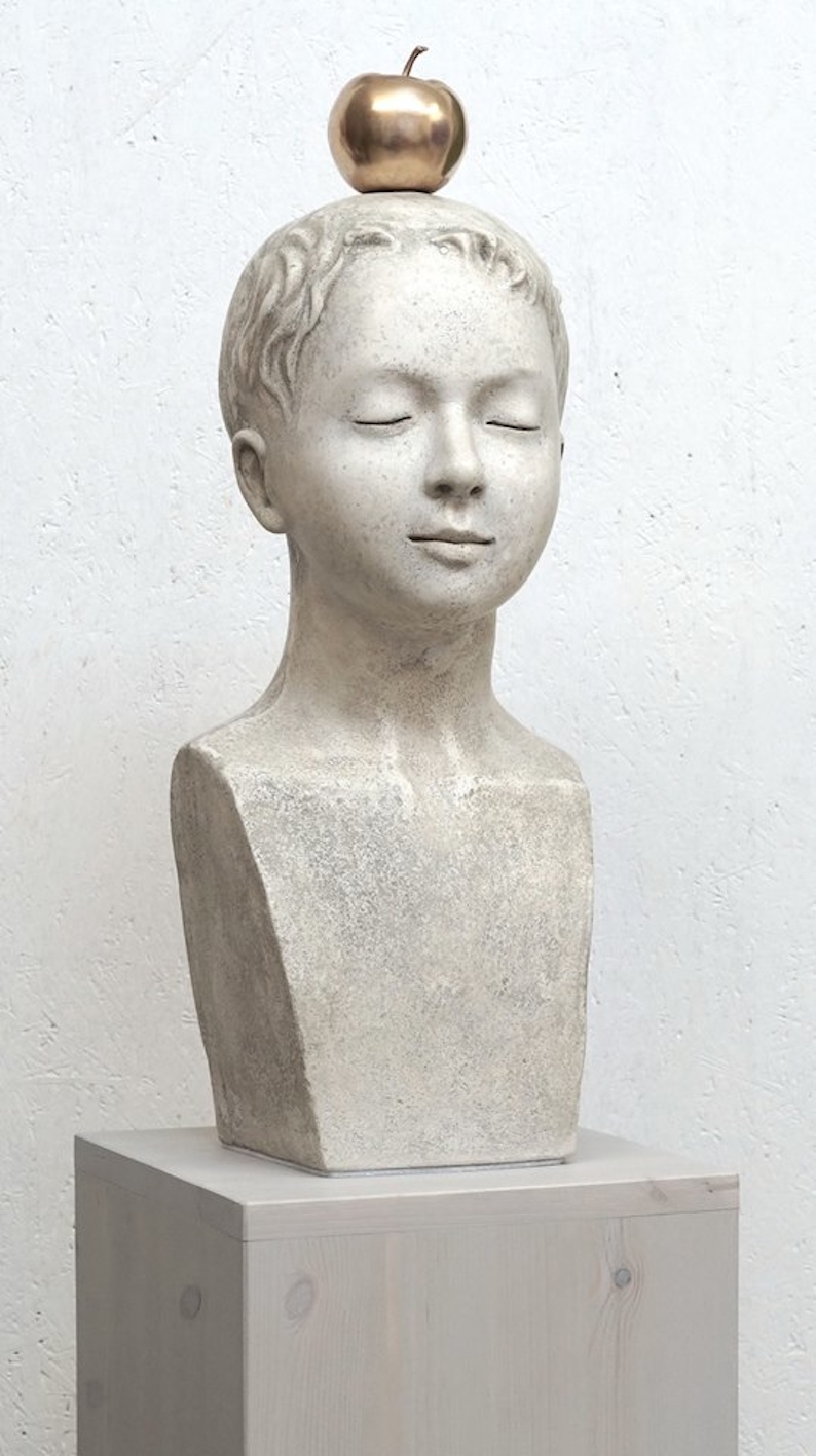 Knabe mit Apfel, ca. 55x23x25cm, Steinguss/Bronze, 2017