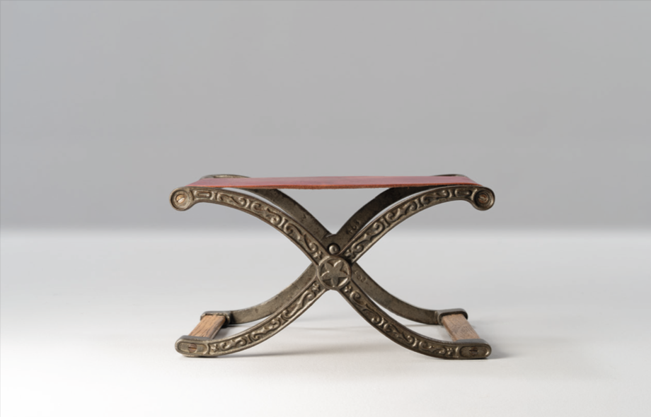 Foto: © Arndt Sauerbrunn, Düsseldorf. Falthocker Entwurf: unbekannt Hersteller: unbekannt, ca. 1835
