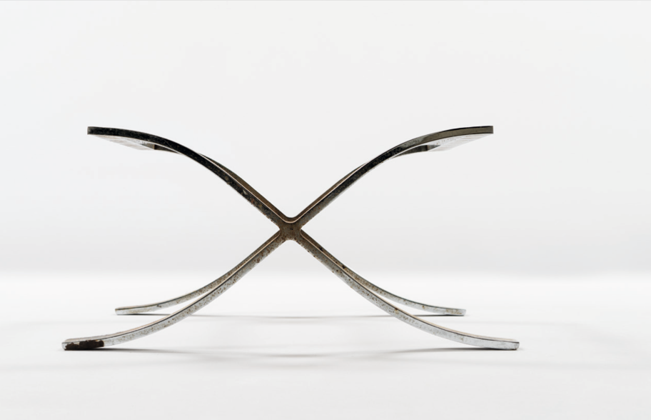 Foto: © Arndt Sauerbrunn, Düsseldorf. Hocker, Modell MR 80/9 Entwurf: Ludwig Mies van der Rohe, 1929 Hersteller: Berliner Metallgewerbe Joseph Müller, ca. 1931