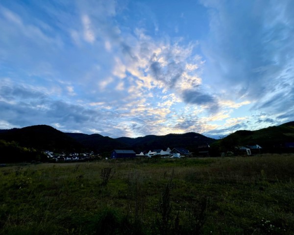 Sonnenuntergang über den Weinbergen in Rech