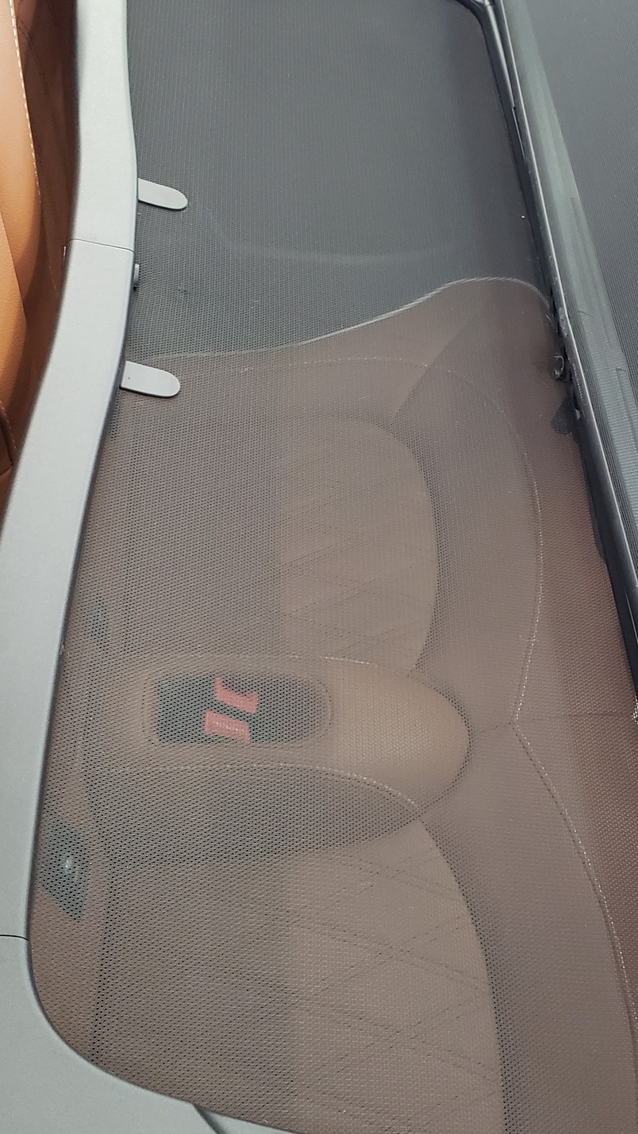 BMWミニ・コンバーチブルのウインドディフレクターの洗浄後