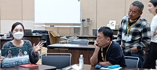 「ぼくは川のようにはなす」Kさんの語りとトーク。大人同士の深いお話。