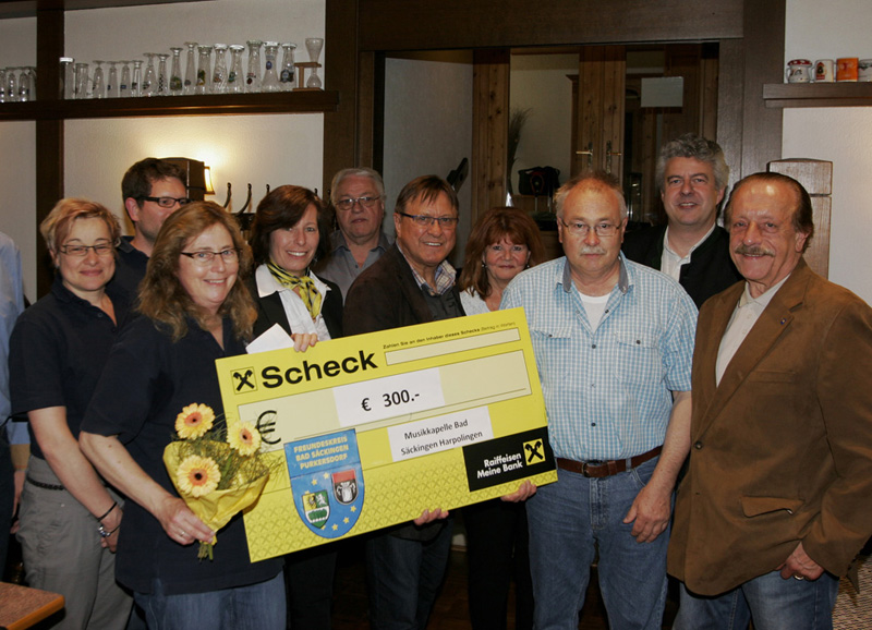 Der Freundeskreis aus Purkersdorf sponserte den Besuch mit € 300.- anlässlich des 20 jährigen Bestehens. Von links Bettina Kessler Harpolingen, Edmund Benedikt Harpolingen, Stadträtin Christine Oechslein Bad Säckingen, Barbara Scheinhardt