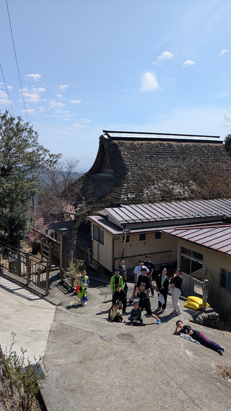 宝寿閣前で