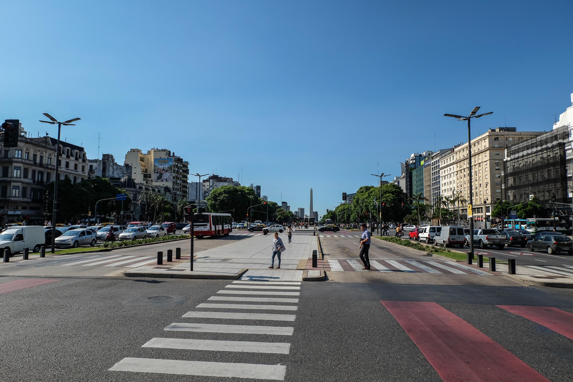 Avenida 9 de Junio ist die breiteste Avenida der Welt (ca. 130 m). Unglaubliche 20 Fahrspuren habe ich gezählt.