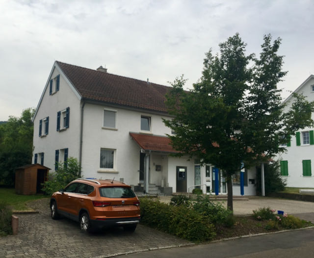 Altes Volksbankgebäude mit einer Gewerbeeinheit und einer Wohneinheit