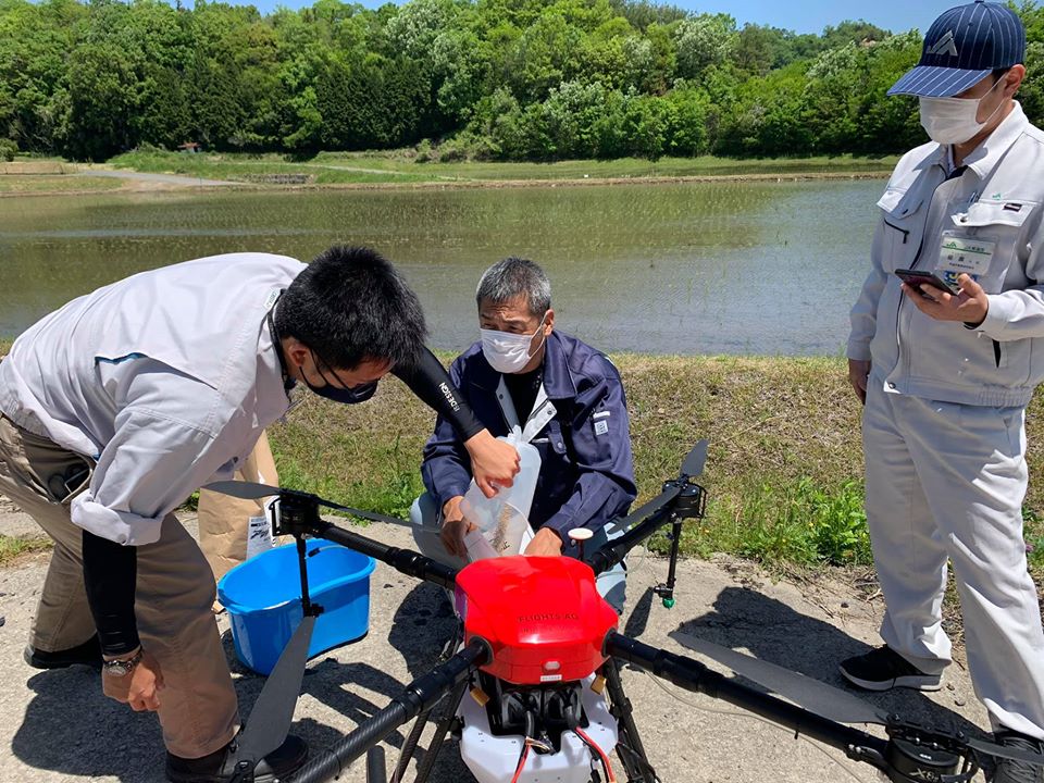 ドローンで粒剤散布。新しい農薬の効果を検証を行いました