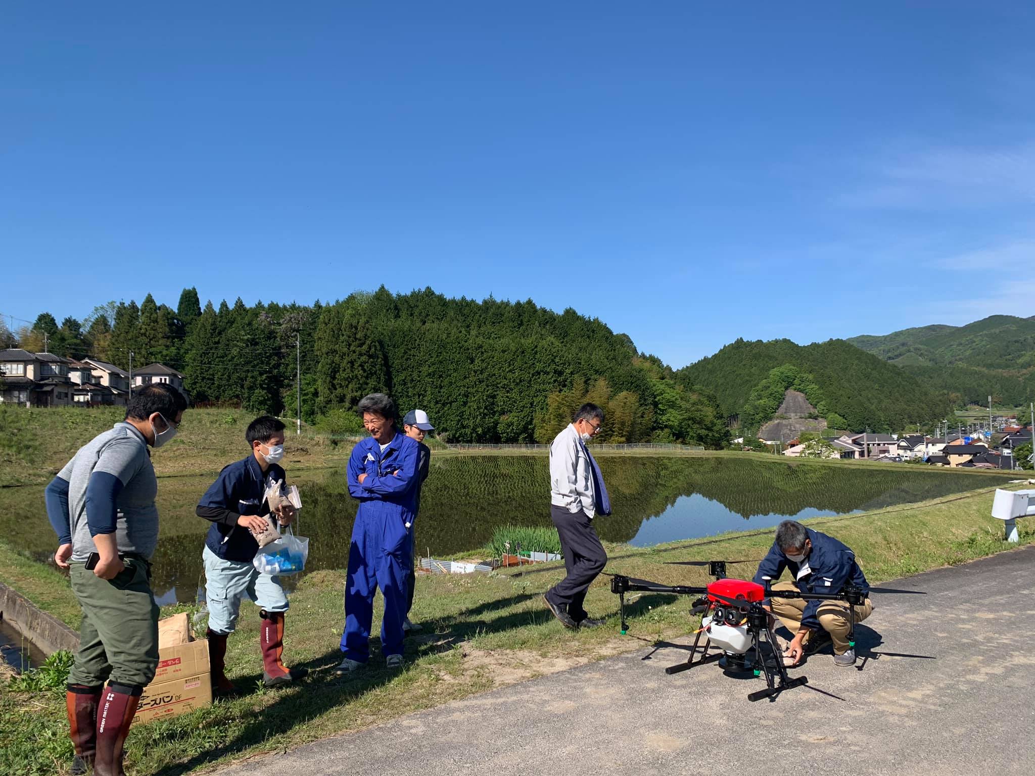 ドローンで除草剤を散布します