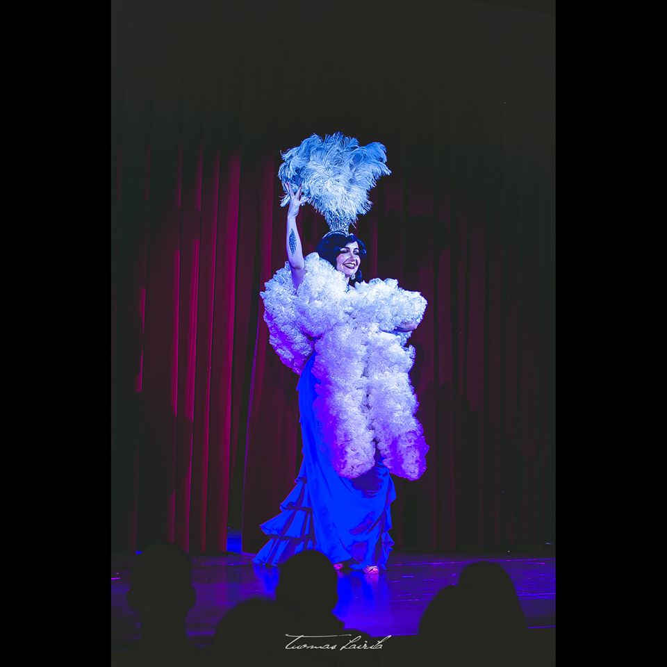 Festival 2019 Ruckblick Bavarian Burlesque Festival Miss chrissy kiss performing her vegas showgirl inspired classic burlesque feather boa act stardust deluxe act in tampere, finland at burlesque. festival 2019 ruckblick bavarian burlesque festival