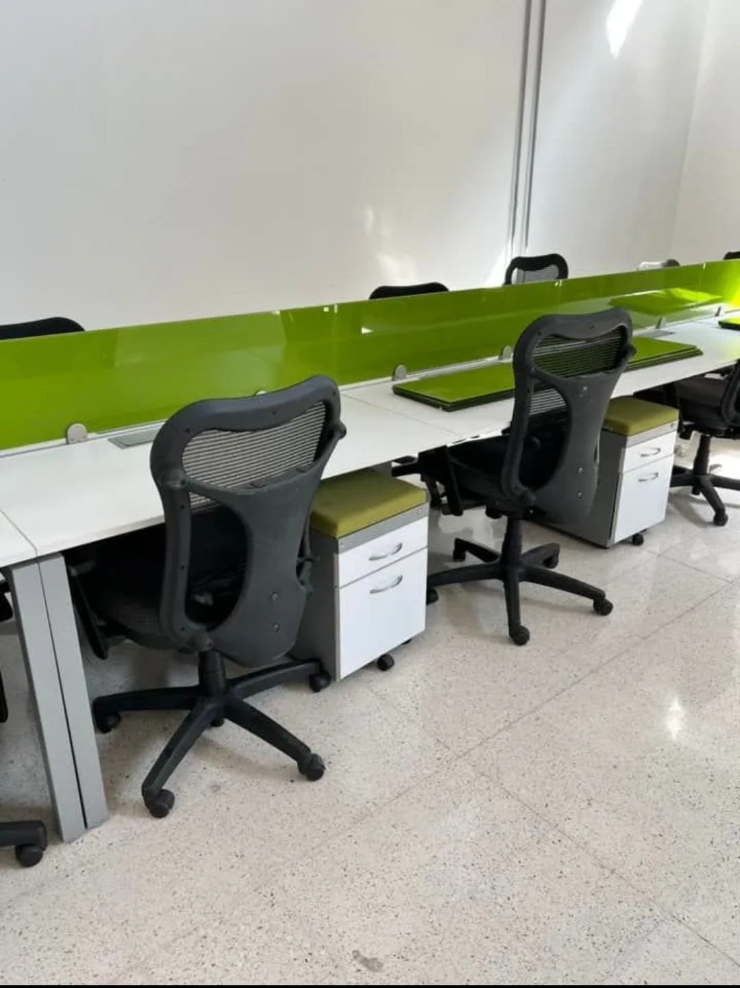 Servicio de mantenimiento y reparación de mobiliario de oficina empresarial.