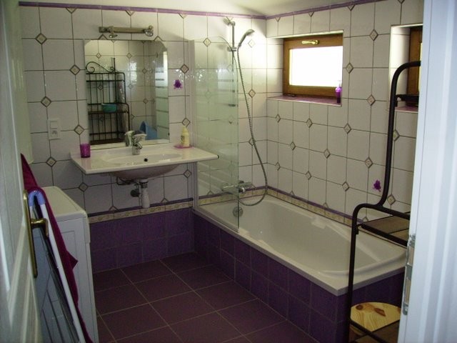 Salle de bain avec baignoire