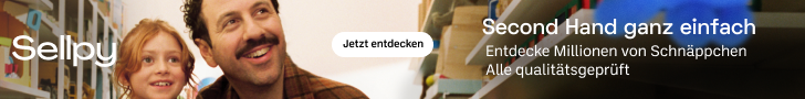 Mann und Kind stehen inmitten von zwei Regalen, die mit Spielsachen bestückt sind, und schauen freundlich.