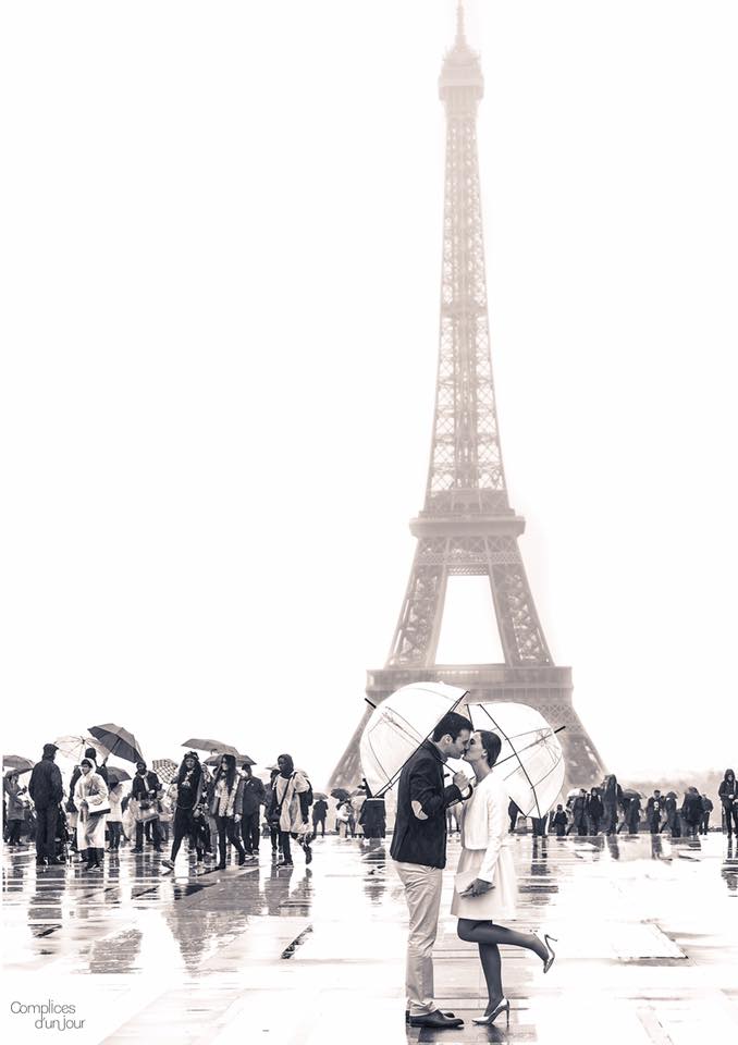 Complices d'un jour - photographe de mariage lifestyle. Photo de couple. Paris, Tour Eiffel