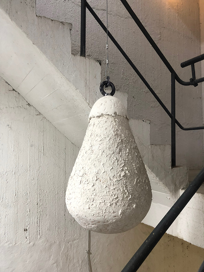 Schwingende Abrissbirne - Ausstellungsansicht NEUE KUNST im SAATGUT Silo 2022