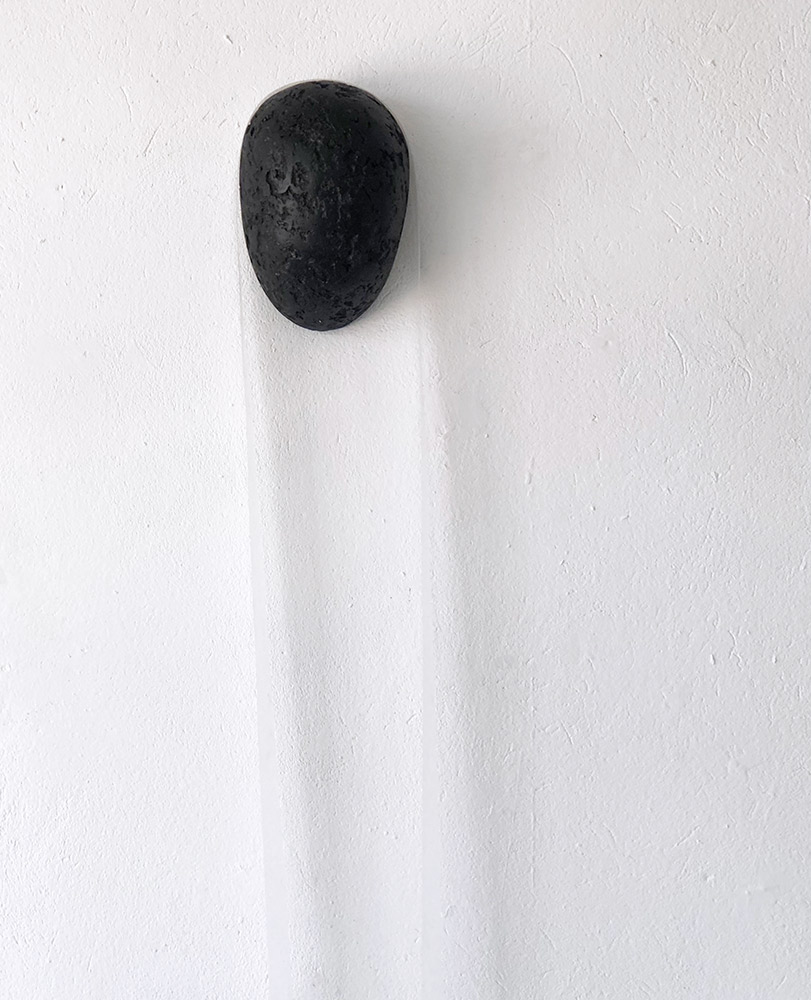 raMOON - In der Trauer - 22x16x15cm, 2023 - Beton, schwarz gefärbt, weisses Vlies