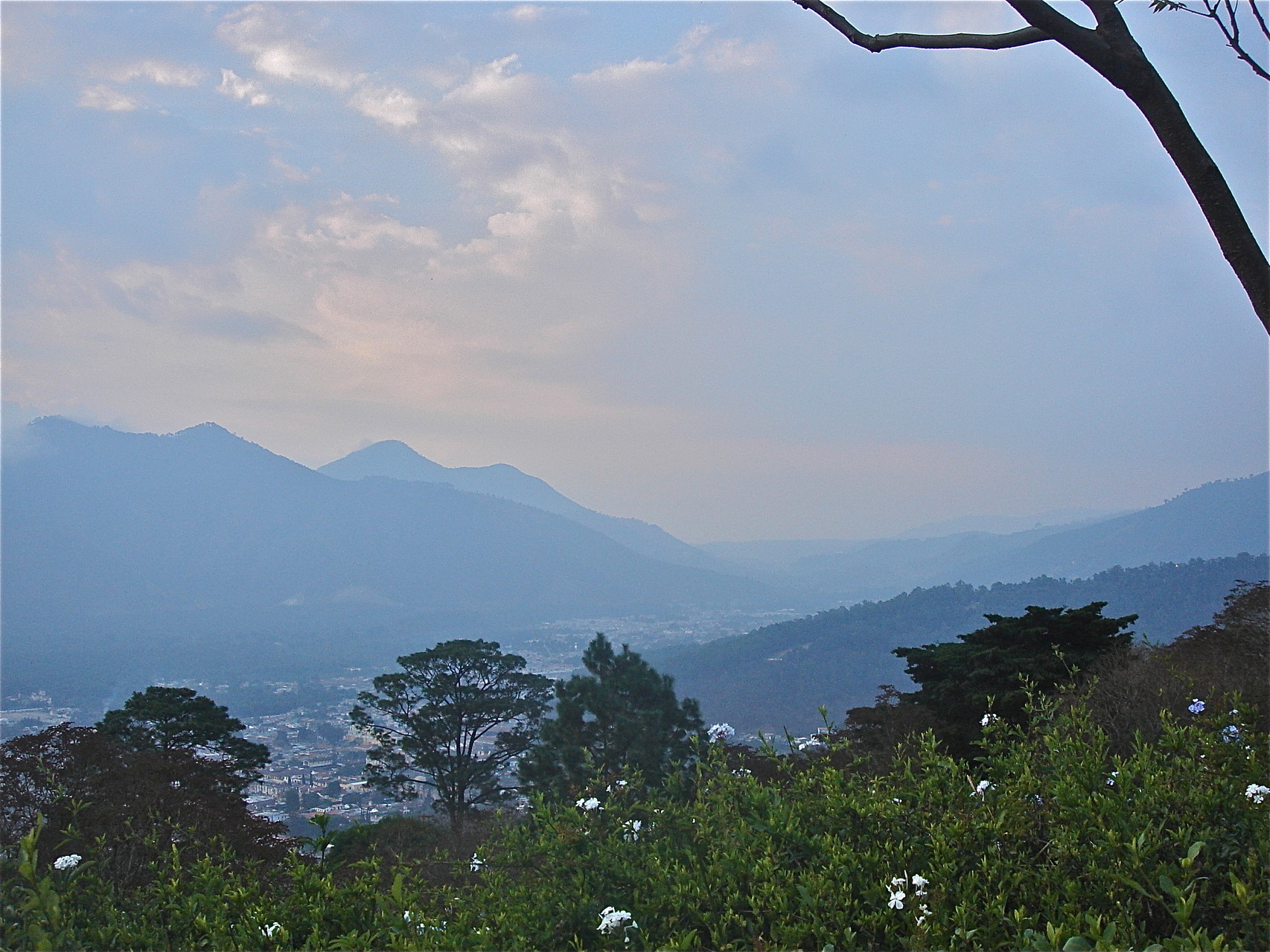 beautiful mountains surrounding La Antigua