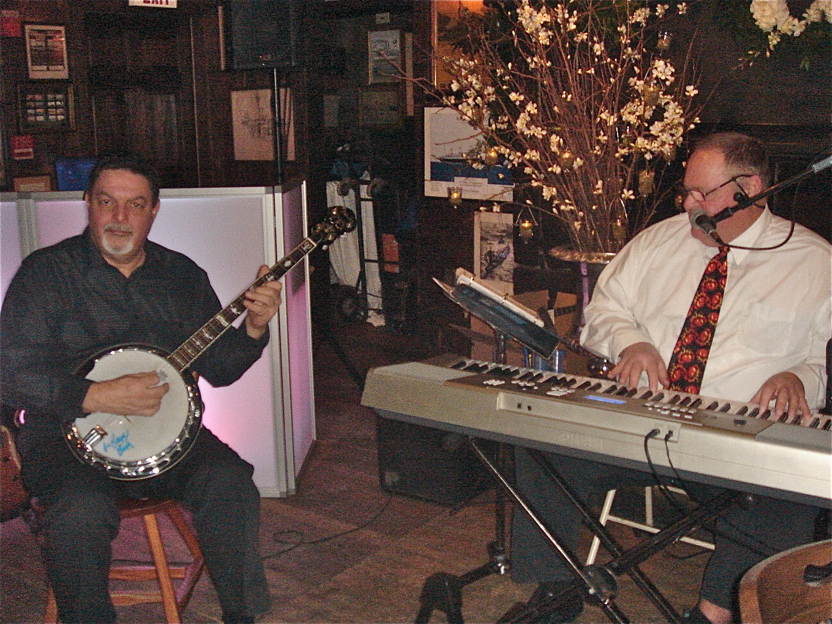 The banjo player led the festivities during the cocktail hour