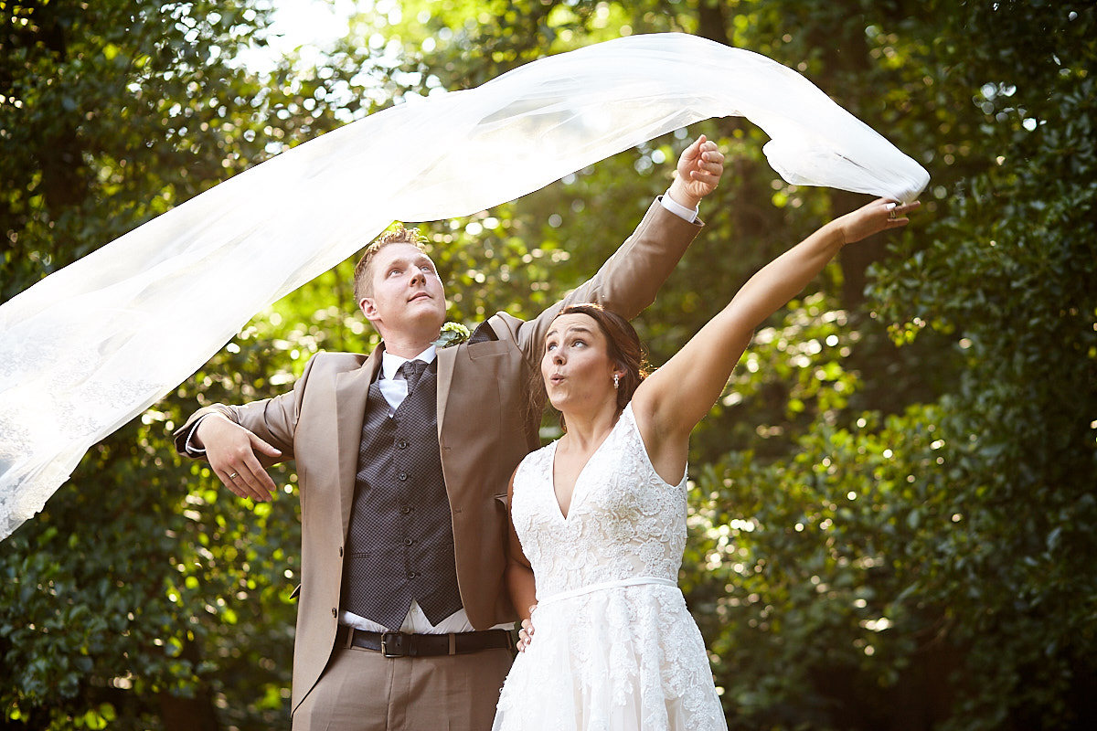 Hochzeitspaar lässt Brautschleier fliegen