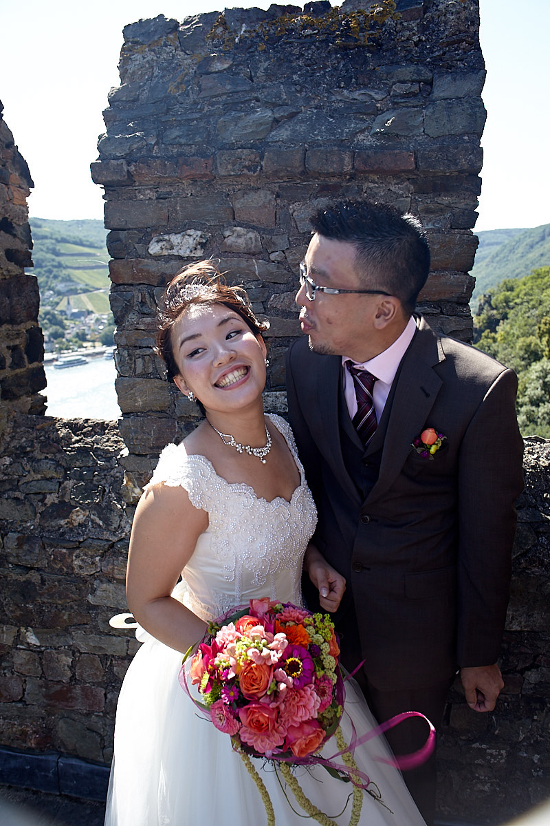  Bräutigam küsst Braut - Hochzeitsfotograf Rhein-Main