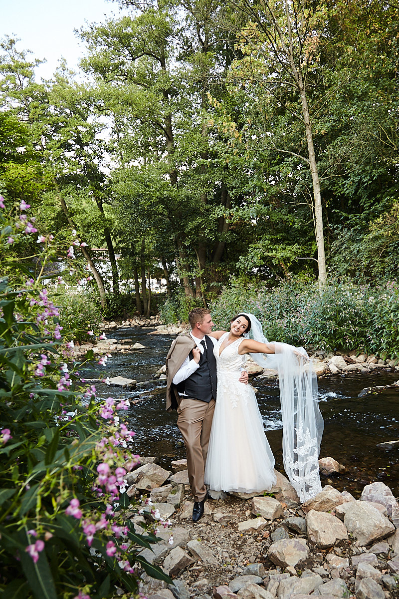 Hochzeitspaar am romantischen Bachlauf